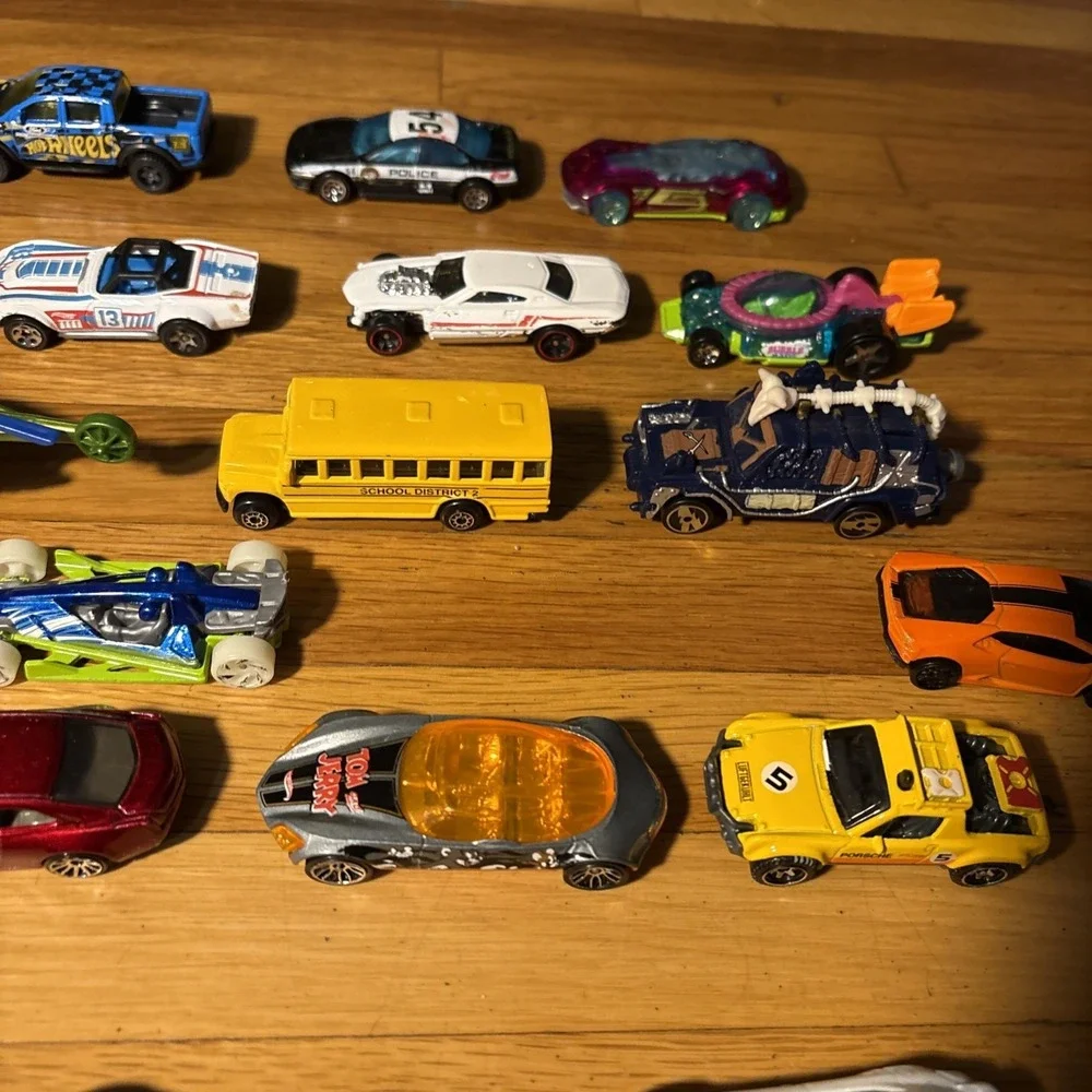 Lot Of 35 Hot Wheels/Matchbox diecast toy cars, trucks, buses